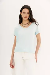 Remera celeste de algodón con escote en V y mangas cortas.