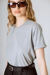 Remera gris de algodón orgánico con logo bordado en el pecho.