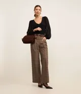 Blusa negra de punto con escote en V y mangas largas abullonadas con detalles de encaje.