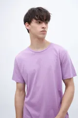Remera negra de algodón, de corte recto y manga corta.