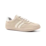 Championes deportivos color beige con detalles en blanco, cordones blancos y suela color crema.