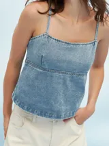 Top azul de denim con breteles finos y corte crop.