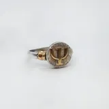 Anillo de plata 925 con apliques de oro 9k. El diseño presenta el símbolo de psicología en el centro.
