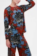 Sweater de lana y cashmere con estampado de paisajes y figuras mitológicas en tonos rojo, azul y negro.