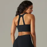 Top deportivo marrón acanalado con espalda racerback y abertura triangular.