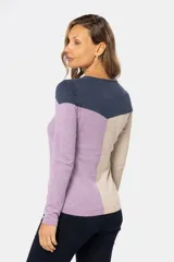 Buzo tejido de algodón con diseño combinado en bloques de color: beige en la parte superior, azul en la parte inferior izquierda y verde en la parte inferior derecha.