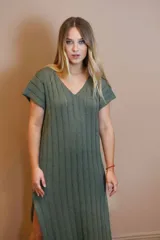 Vestido largo color beige, de tejido calado, escote en V, manga corta y corte holgado.