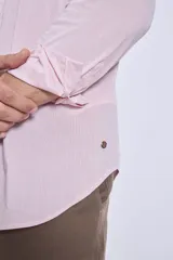 Camisa celeste de vestir, de corte clásico y manga larga.