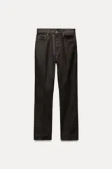 Jeans de tiro alto color negro, corte slim fit y bootcut, con cinco bolsillos y cierre frontal con cremallera y botón.