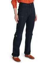 Pantalón de jean RKF modelo Noa, estilo cargo, color azul oscuro, de tiro alto y corte recto. Confeccionado en algodón orgánico con tecnología Natural Flex.