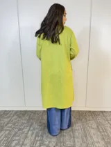 Chaqueta larga color verde pistacho con cuello solapa y bolsillos laterales.