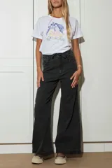 Remera blanca de algodón con cuello redondo y mangas cortas. Estampado frontal con un caballo azul, rosas rosadas y texto bordado en hilo amarillo.