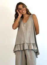 Musculosa rosa con volados en el ruedo.