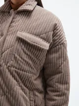 Campera acolchada color marrón, con diseño de tejido canalé y cierre frontal.
