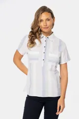 Camisa de lino a rayas de colores pastel con medio botón. Tiene dos bolsillos en el pecho, botones metálicos personalizados y dobladillo en la manga.