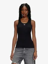 Top sin mangas negro, de corte ajustado, con cuello redondo y pequeño logo bordado en el pecho.