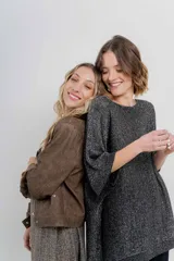 Vestido-buzo tejido oversize jaspeado con escote redondo, mangas amplias tipo murciélago y terminaciones acanaladas en ruedo y puños.