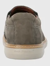 Zapato de cuero color marrón, con elásticos laterales y suela de goma EVA.