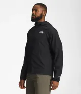 Campera negra con capucha, resistente al viento, con cierre frontal y bolsillos laterales. Logotipo de The North Face estampado en blanco en el pecho y en la espalda.