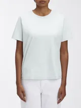 Remera celeste de algodón orgánico con cuello redondo y mangas cortas. Logo de Calvin Klein en relieve tonal.