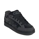 Championes Adidas Campus 00S, color negro con detalles en gris. Presentan las tres tiras características de la marca en cuero negro.