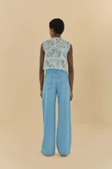Pantalón de jean celeste, corte amplio y cómodo, con cintura ajustable.