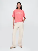 Remera corta color blanco con logo de Gap estampado en el frente y mangas cortas con detalle de rayas horizontales.