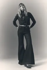 Pantalón de jean tiro medio, lavado azul oscuro y calce ajustado. Pierna acampanada desde la rodilla.