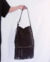 Bolso tipo bandolera de cuero negro con flecos y tachas plateadas. Tiene correa regulable, forro interior y bolsillo interno.