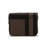 Tarjetero negro de cuero sintético con cierre de cremallera y logo grabado en el frente.