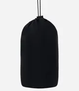 Campera deportiva femenina alargada, con capucha y tecnología cortaviento. Posee cuerda de ajuste en la capucha y cierre delantero por cremallera. Incluye saquito para guardar.