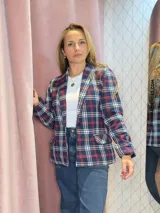 Blazer azul marino con estampado escocés en rojo y blanco, de corte entallado y con un botón a la altura de la cintura.