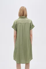 Vestido camisero azul de viscosa con cuello, botones y mangas cortas.