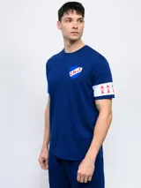Remera de fútbol azul con mangas en celeste y escudo del Club Nacional de Football en el pecho.