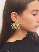 Aros dorados con forma de racimo.