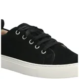 Zapatillas bajas color verde oliva, de cuero descarne, con cordones de cinta al tono y suela blanca.