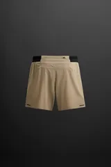 Shorts deportivos color marrón confeccionados en tejido técnico ligero y elástico. Cuenta con cintura elástica ajustable con cordón interior, bolsillos frontales, bolsillo trasero con cierre de cremallera, forro interior y bajo con aberturas laterales.