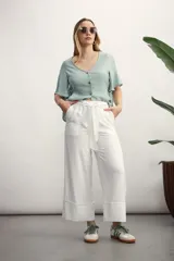 Pantalón blanco de corte ancho, con bolsillos laterales y lazo en la cintura.
