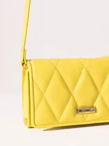 Mini cartera amarilla con diseño acolchado y cadena ajustable.