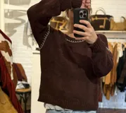 Sweater tejido en mohair color mostaza, con cuello redondo y bordados en hilo de seda. Corte clásico y mangas largas.