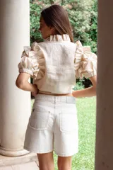 Short de denim color crudo, de calce relajado y cintura media.