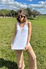Musculosa blanca de algodón, de corte amplio y cuello redondo. Ideal para uso diario.