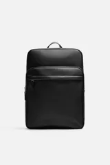 Mochila negra de cuero sintético con textura grabada. Tiene un compartimento principal con cierre de cremallera, un espacio interior para dispositivos electrónicos de hasta 13 pulgadas, un bolsillo interior con cremallera y un bolsillo frontal con cremallera. La parte posterior es acolchada y tiene una banda de sujeción para equipaje. Tiene un asa de mano y dos asas de hombro ajustables y acolchadas.