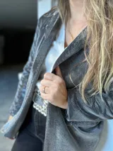 Blazer de tejido tornasolado, con corte holgado y diseño moderno.