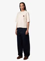 Remera negra de algodón orgánico, corte recto, cuello redondo acanalado y bolsillo de parche en el pecho con remaches metálicos.