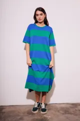 Vestido midi de tejido de punto con rayas horizontales azules y verdes, corte recto y mangas cortas.
