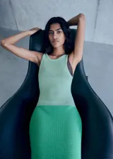 Vestido largo tejido al crochet en dos tonos de verde, sin mangas y con cuello redondo.