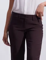 Pantalón de vestir color marrón oscuro, marca Zac & Rachel, con pretina con broches internos y cierre. Delantera y trasera con bolsillos.
