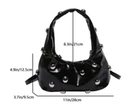 Bolso hobo verde militar con tachas plateadas, de tela suave y asa corta.