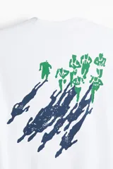 Remera blanca de algodón con estampado pequeño en el pecho con la leyenda "10K Run Cologne". Corte holgado, cuello redondo y mangas cortas.